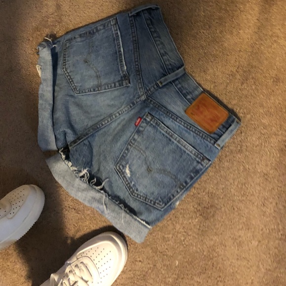 Levi Shorts. Size 24 - Picture 3 of 3